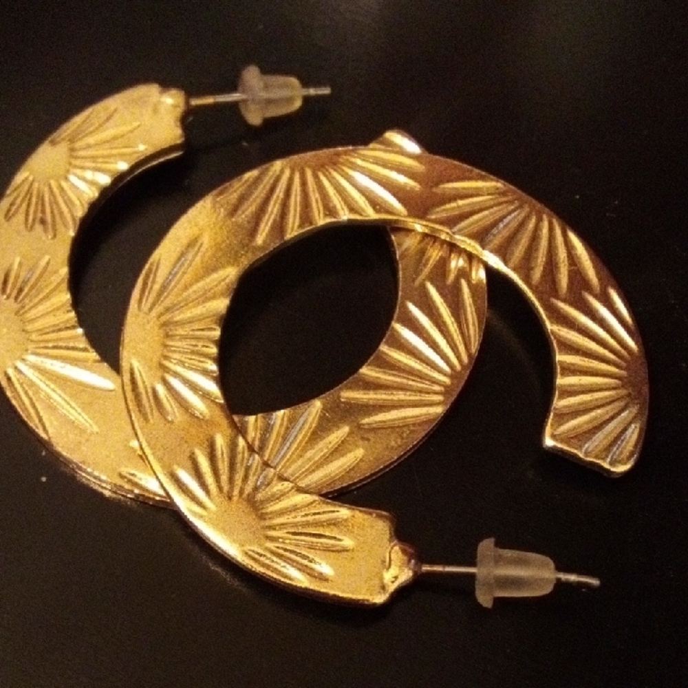 Elegant Gold Hoop Earrings - Picture 4 of 4